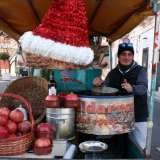 Il 40enne Tony, di Noicattaro, che da cinque anni viene tutti i giorni a Torre a Mare dove, alle spalle della torre, vende con il suo carrettino vino e caldarroste d�inverno e cocco fresco d�estate